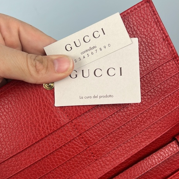 Gucci solid red dollar pebbled leather swing wallet w/ adjustable shoulder strap - Picture 5 of 17